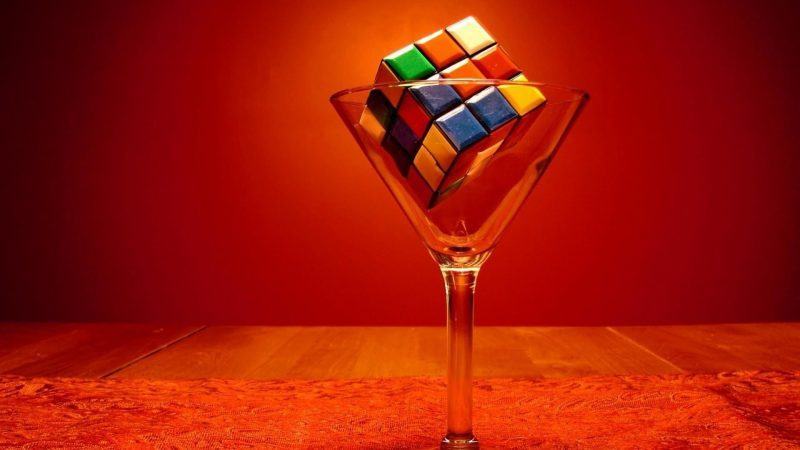 Câu đố Rubik, giấy rubik và ly rượu