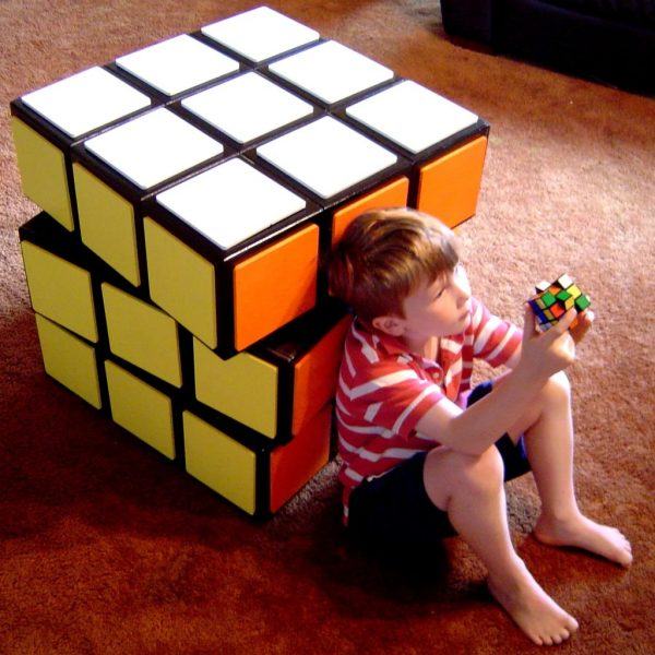 Hình ảnh Rubik và cậu bé