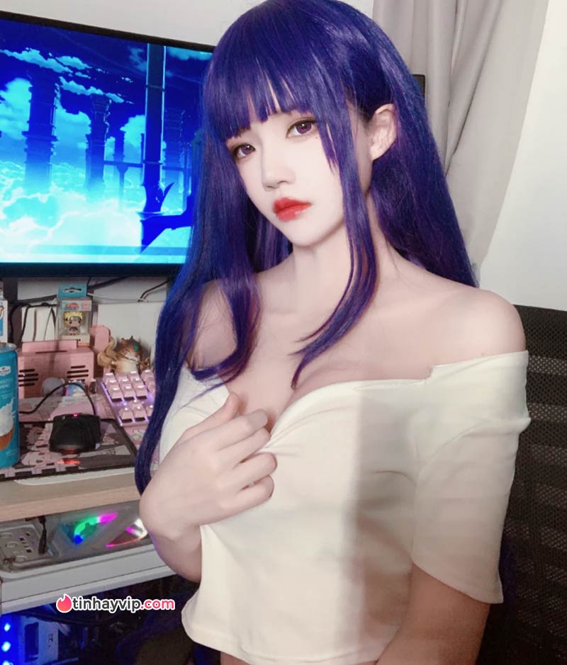 Nữ game thủ Cherry Neko giơ áo trên live 6