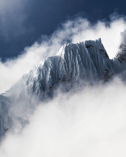Hình ảnh những ngọn núi, những đỉnh núi lấp lánh sau những đám mây