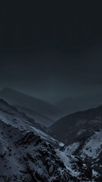 Hình ảnh dãy núi trong không gian tối về đêm