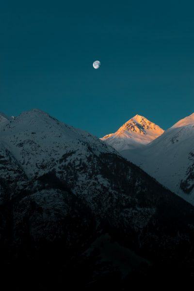 Tuyết bao phủ các ngọn núi vào ban đêm