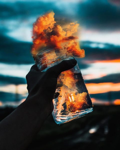 Hình ảnh khói xám trong chai thủy tinh