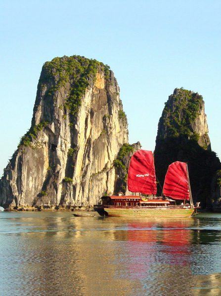 Hình ảnh thuyền đỏ Hạ Long