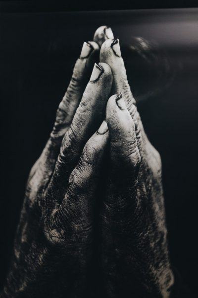 hình ảnh cầu nguyện bàn tay đen