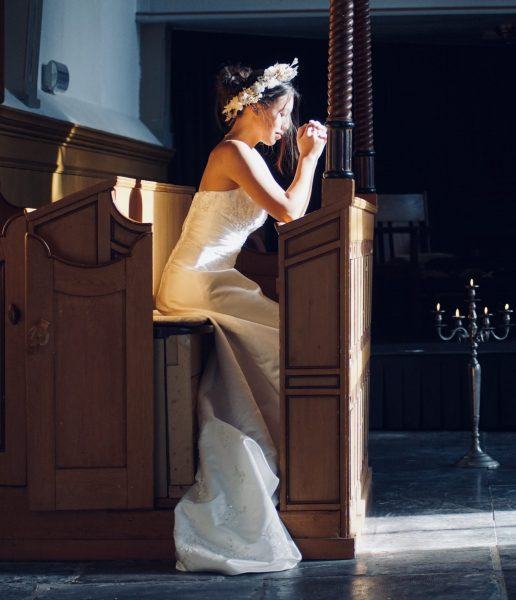 hình ảnh cầu nguyện cô dâu xinh đẹp