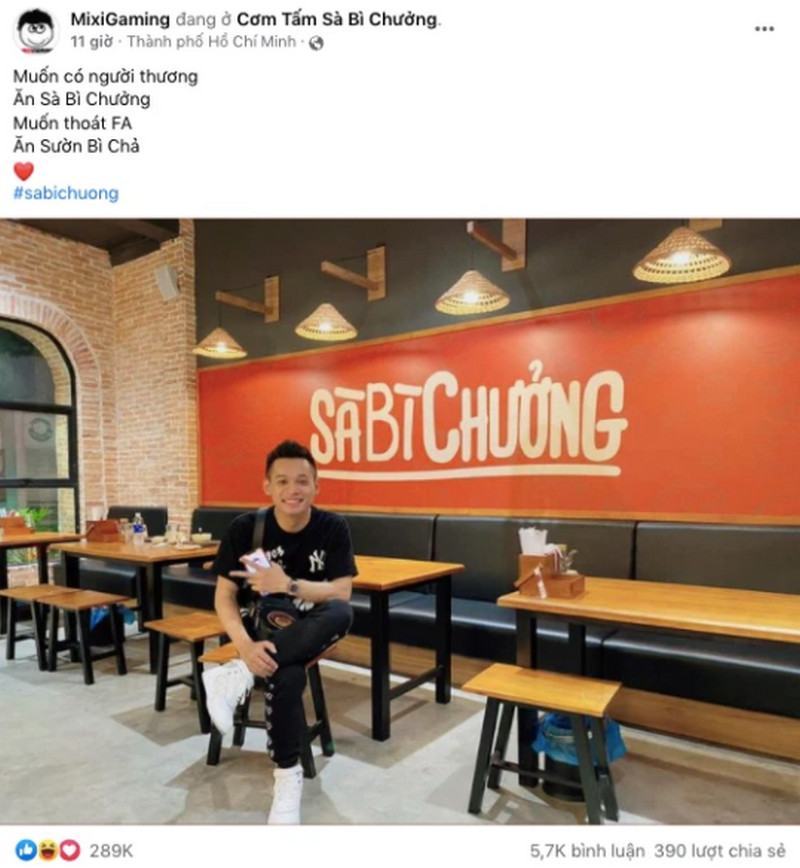 Hình ảnh Team Mixi ngắm nhìn nhà hàng Sa Bí Chương đã được đăng tải trên fanpage MixGaming