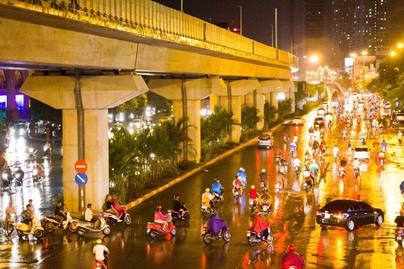 Hình ảnh Hà Nội về đêm sau cơn mưa