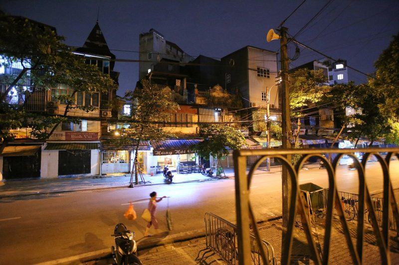 Hình ảnh Hà Nội về đêm trên con phố thơ mộng