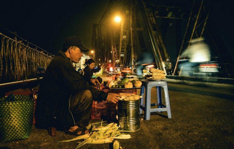 Hà Nội về đêm nhìn từ cầu Long Biên