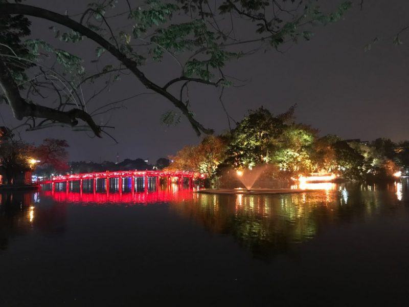 Hình ảnh Hà Nội về đêm nhìn từ cầu