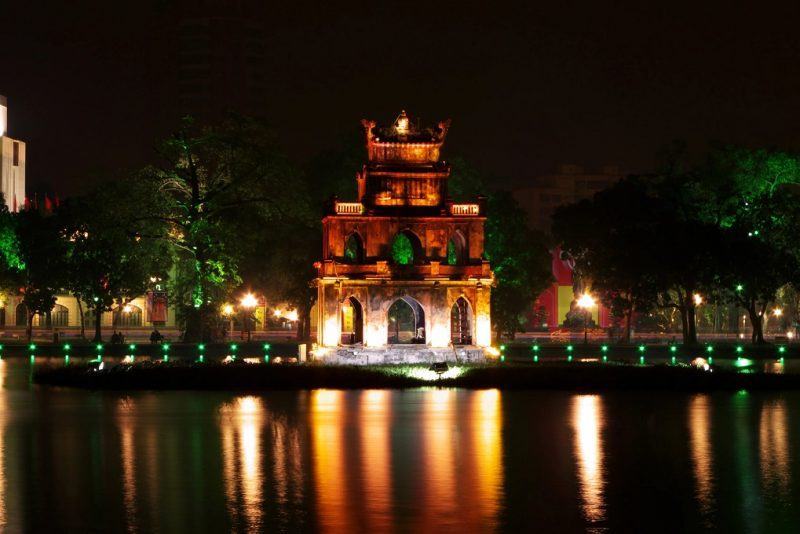 Hình ảnh Hà Nội về đêm bên tháp rùa tuyệt đẹp