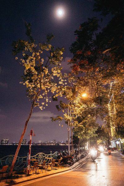 Hình ảnh Hà Nội về đêm bên góc Hồ Tây