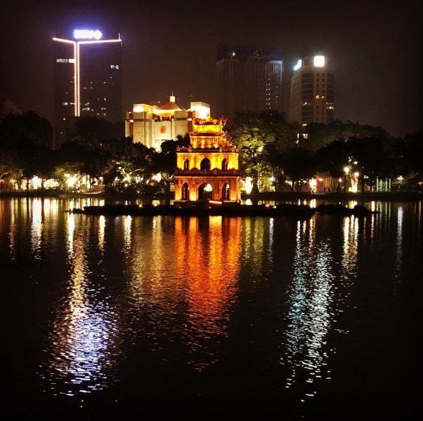Hình ảnh Hà Nội về đêm khi tháp rùa lên đèn