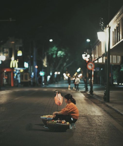 Hình ảnh Hà Nội về đêm bán hàng trên phố đi bộ