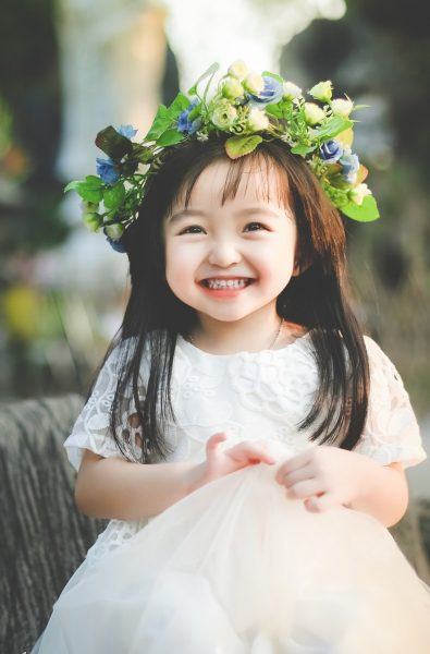 hình ảnh cô gái cười đáng yêu đeo vòng hoa