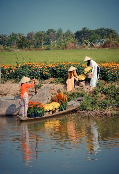 Photo of Sa Dec Flower Village, tourists rowing boats to buy flowers