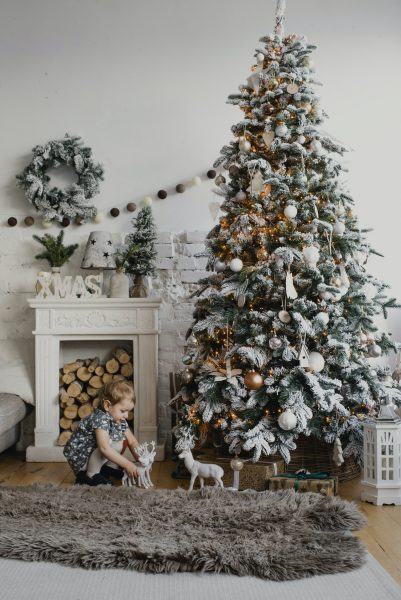 Hình ảnh cây thông Noel trắng xanh có em bé