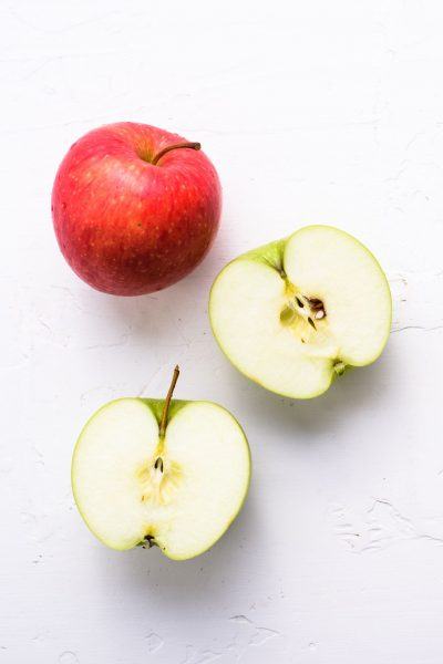 hình ảnh một quả táo đỏ và nửa quả táo