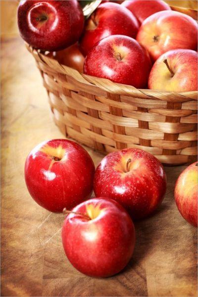 Hình ảnh một quả táo trong giỏ đan bằng liễu gai