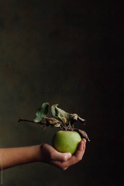một hình ảnh của một quả táo xanh trong tay