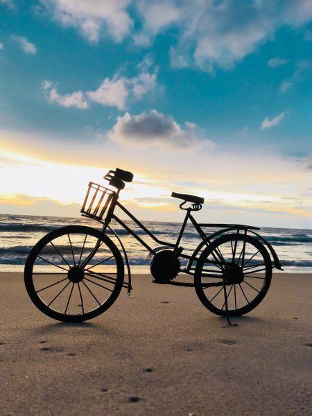 một bức ảnh của một chiếc xe đạp trên bãi biển