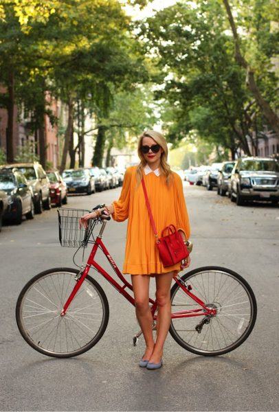 một bức ảnh về một chiếc xe đạp và một cô gái trên vỉa hè