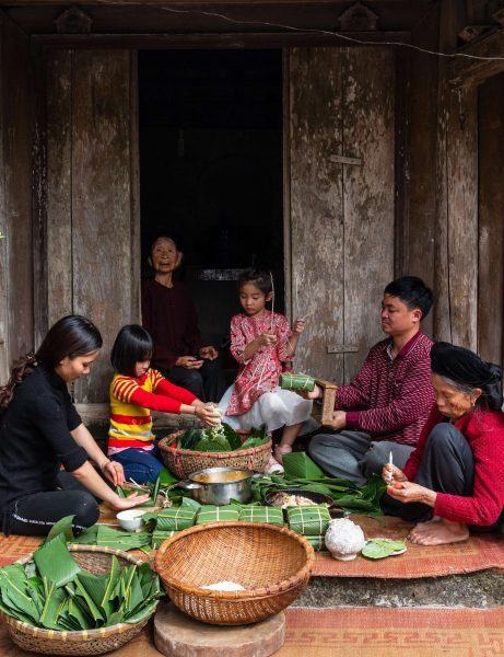 Chùm ảnh: Thấy nhà nhà quây quần nhộn nhịp gói bánh chưng đủ thấy Tết đến thật gần rồi!