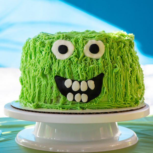 Bánh sinh nhật quái vật màu xanh ngộ nghĩnh