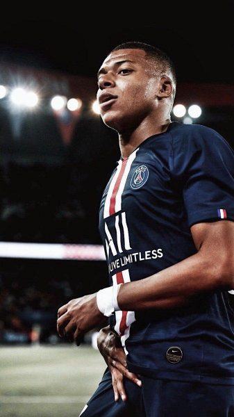 Hình ảnh bên cạnh Mbappe