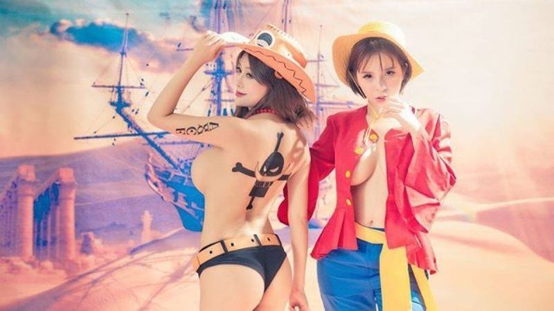 Đến 2 hot girl cũng để ngực trần trong bộ cosplay Luffy này