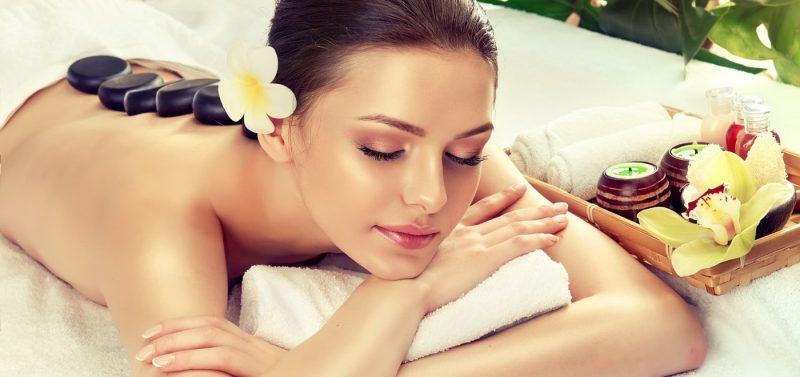 hình ảnh spa của một cô gái thư giãn