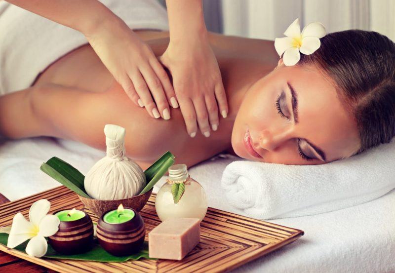 hình ảnh cô gái massage vai spa