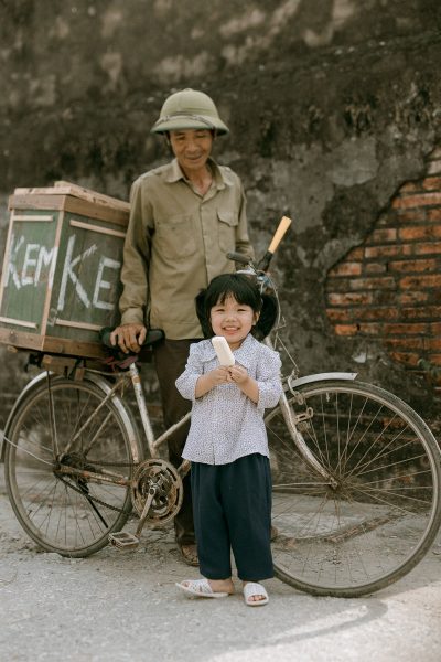 Hình ảnh bé ăn kem đáng yêu thời thơ ấu