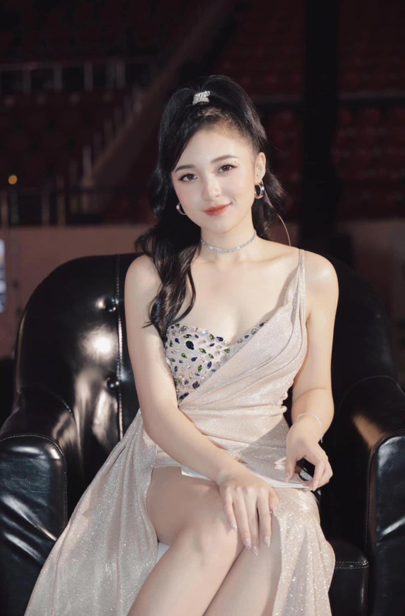 Các nữ MC Esports thi bikini bốc lửa chào hè 6