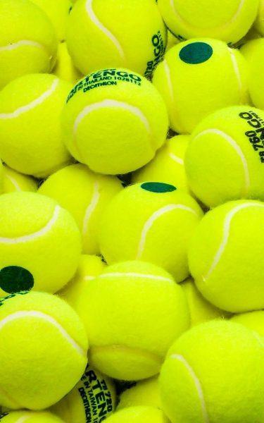 hình ảnh những quả bóng tennis xếp chồng lên nhau