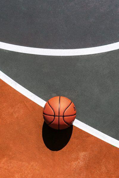 Hình ảnh bóng rổ trên sân chơi