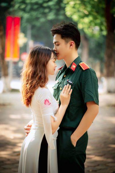 Hình ảnh người lính hôn lên trán người mình yêu