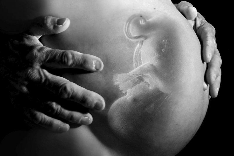 hình ảnh đen trắng em bé trong bụng mẹ
