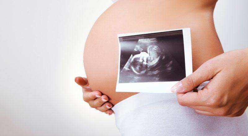 hình ảnh em bé trong bụng mẹ và hình ảnh siêu âm