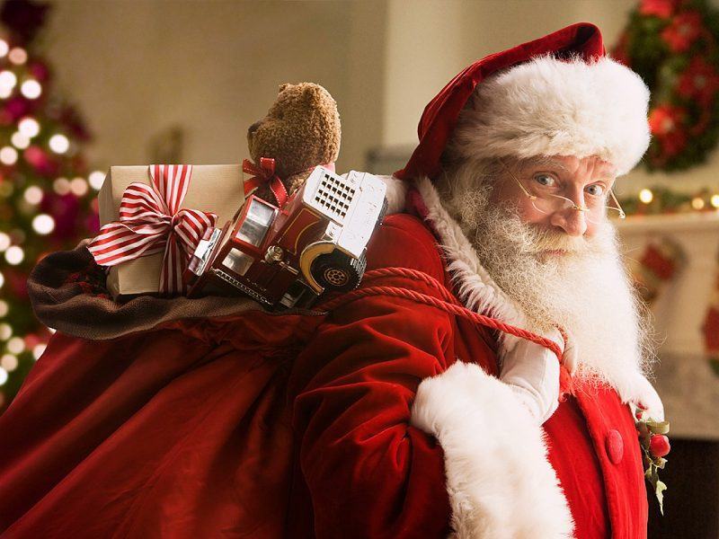 Ông già Noel mang một túi quà lớn
