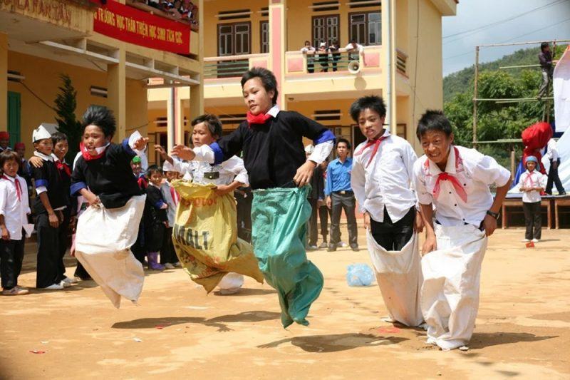 Hình ảnh trò chơi dân gian nhảy bao bố của Việt Nam