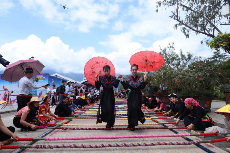 Hình ảnh biểu diễn múa truyền thống Việt Nam