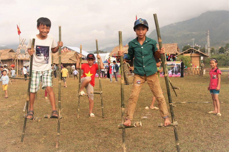 Hình ảnh trò chơi trẻ em đi bằng hai chân ở Việt Nam
