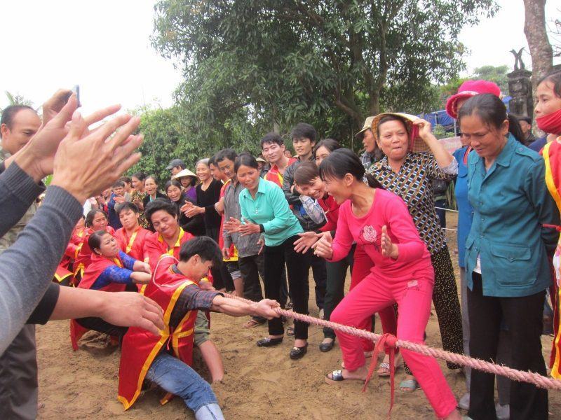 Hình ảnh trò chơi dân gian kéo co trong lễ hội đền An Dương Vương