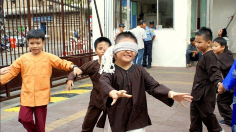 Hình ảnh trò chơi bịt mắt bắt dê của trẻ em Việt Nam