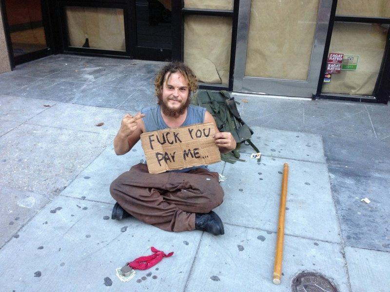 Hình ảnh hài hước về người ăn xin vô gia cư cầm biển quảng cáo