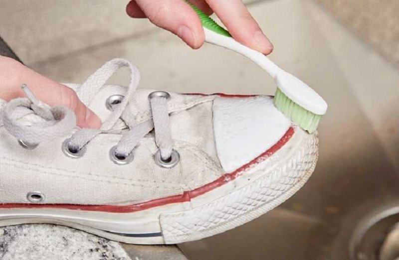 cách làm sạch giày trắng 2
