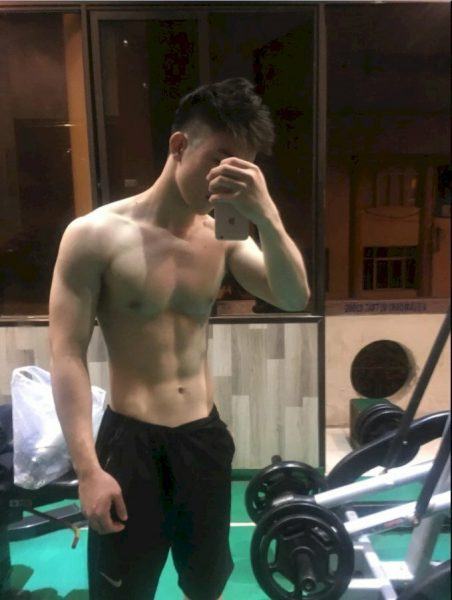 Hình ảnh cơ bụng 6 múi trong phòng gym