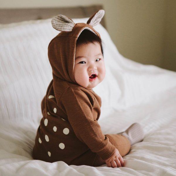 Hình ảnh em bé Hàn Quốc đeo tai thỏ